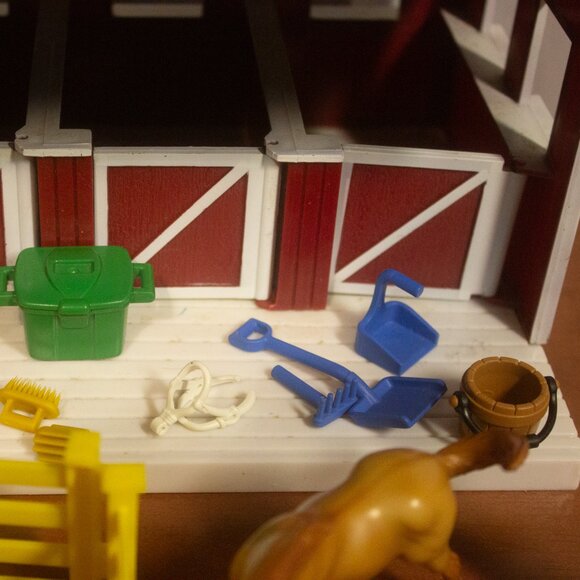 Breyer Stablemates Red Stable & 2 Horses Set - Picture 5 of 12